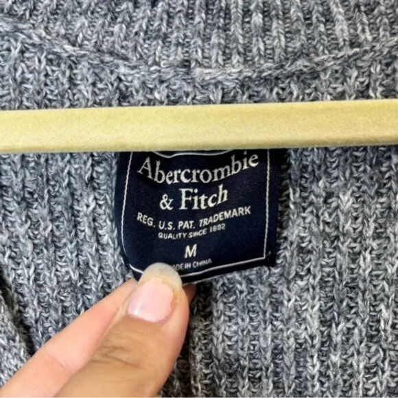 Abercrombie & Fitch Gray V-Neck Sweater Women’s Size Medium - Picture 3 of 7